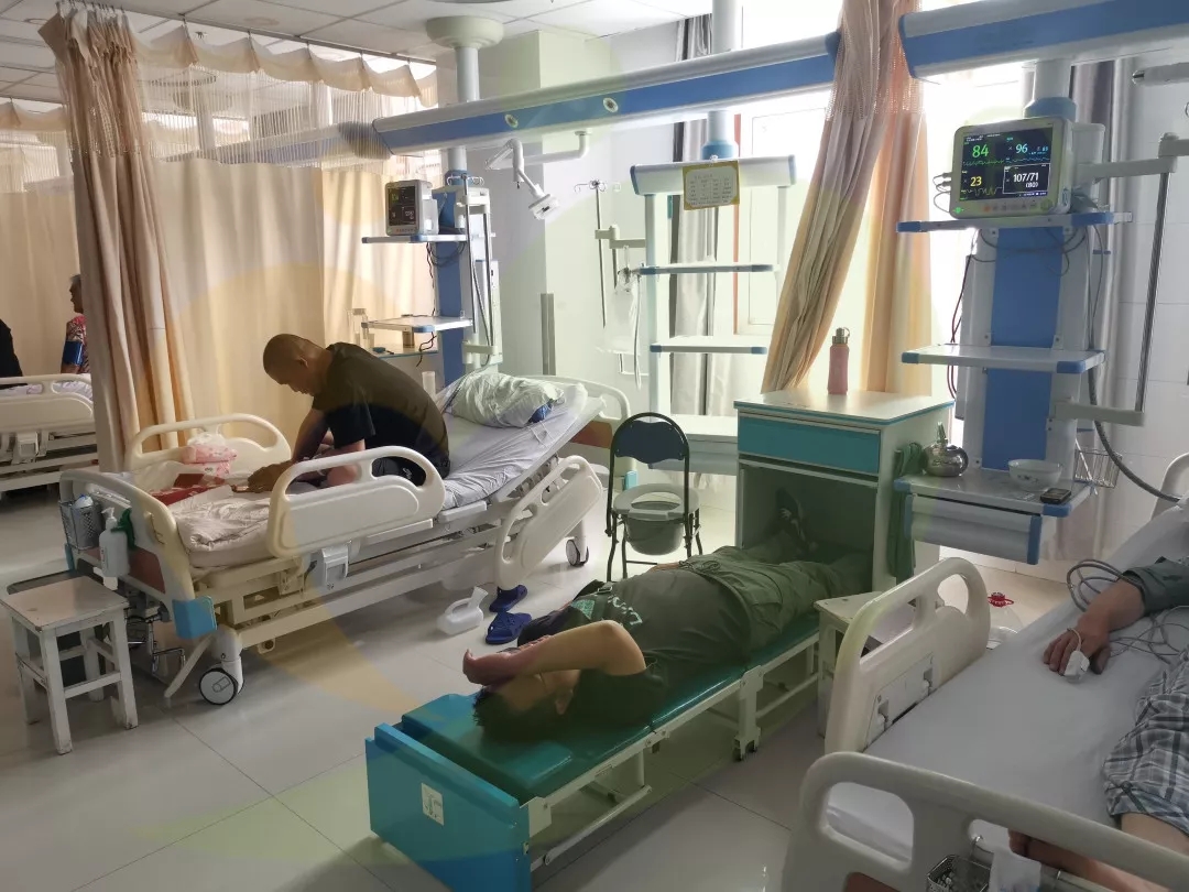 愛(ài)陪智能陪護(hù)床在上海普陀區(qū)醫(yī)院落地