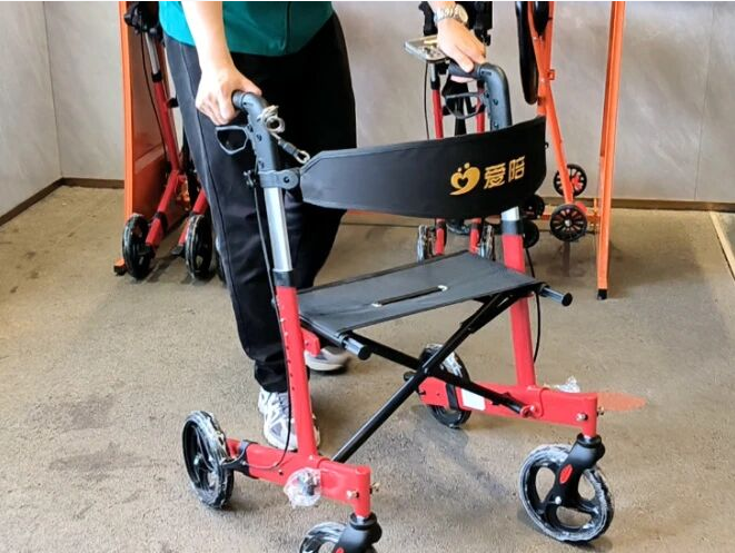 愛(ài)陪共享助步車(chē)，填補(bǔ)中國(guó)從拐杖到輪椅的空白