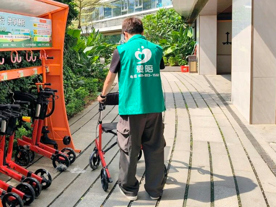 景區(qū)服務(wù)如何提升游客體驗？愛陪共享設(shè)備破解全年齡段出行難題！